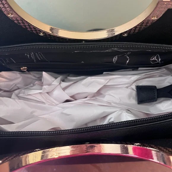 Elegant Black Handbag with Gold Accents - Picture 5 of 13